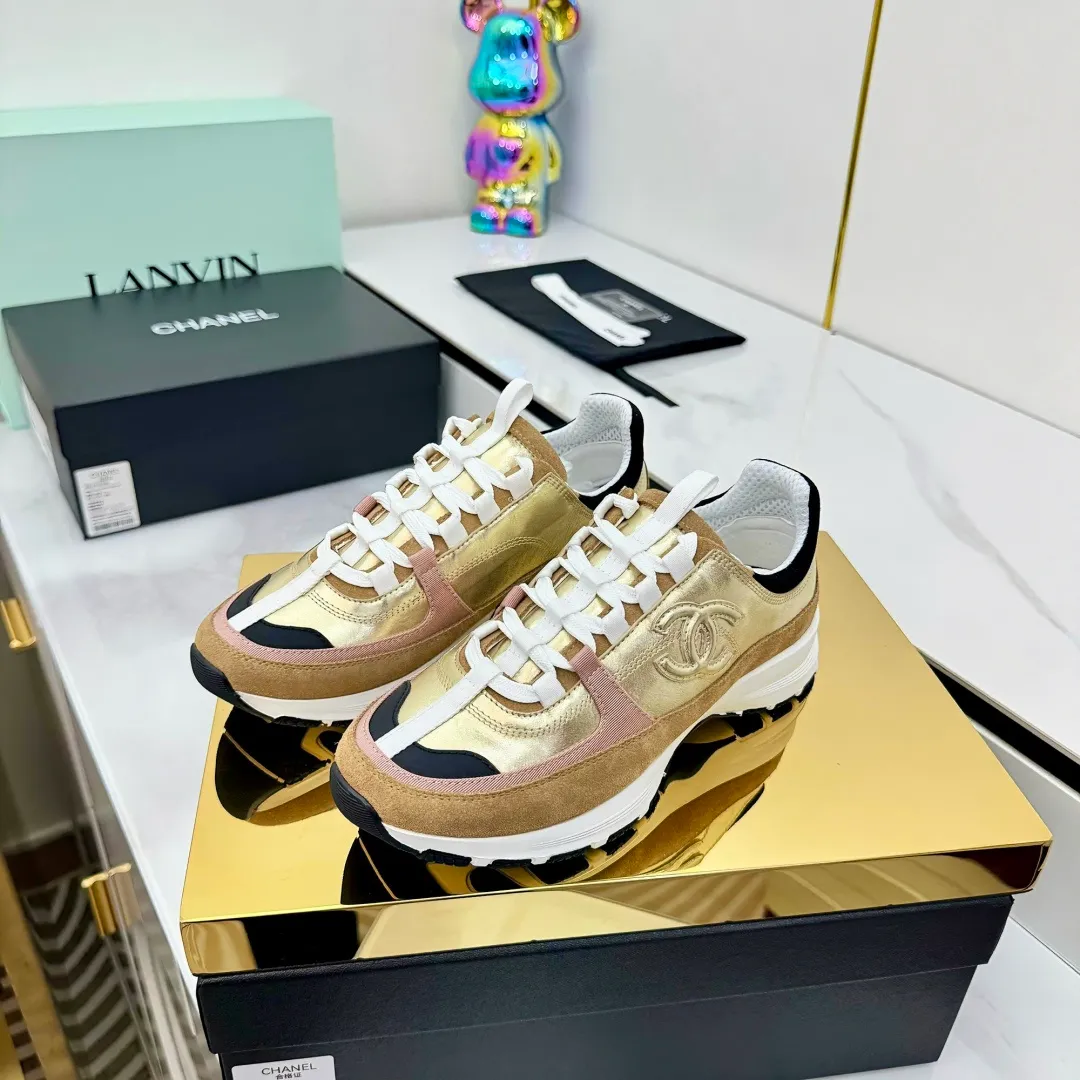 👟👟Ex-factory price 600👟👟High quality! ! ! CHANEL Chanel 25A latest thick-soled casual sports shoes. The counter is synchronized. The counter is very popular. It is a shoe that is very difficult to buy. The most popular thick-soled casual shoes on the Internet. As you can imagine, the most popular thick-soled casual shoes can not be missed. It has both good looks and comfort. Simple and versatile. The thick sole increases the height and is super versatile. Whoever wears it will look better. Upper: cowhide stitching. Lining: breathable mesh. Outsole: TPU original outsole. Size: 35-41 👉